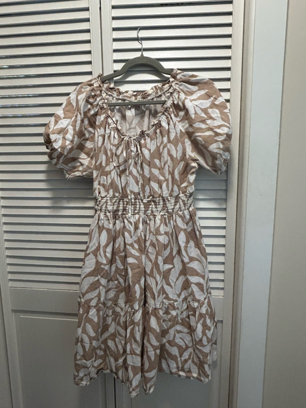 Beige and White Leaf-Print Mini Dress with Puff Sleeves